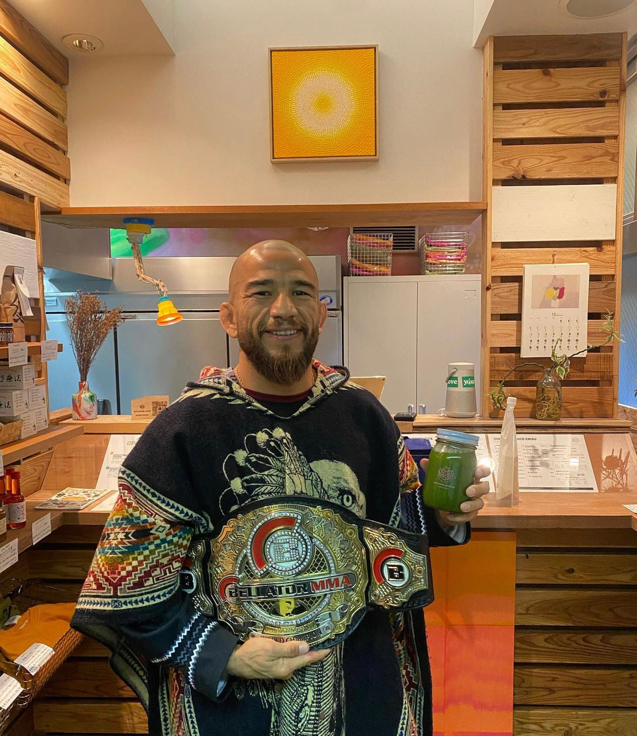 大晦日の格闘技イベントに参戦する世界トップクラスの総合格闘家フアン・アーチュレッタ選手がチャンピオンベルトを持って来てくれました！