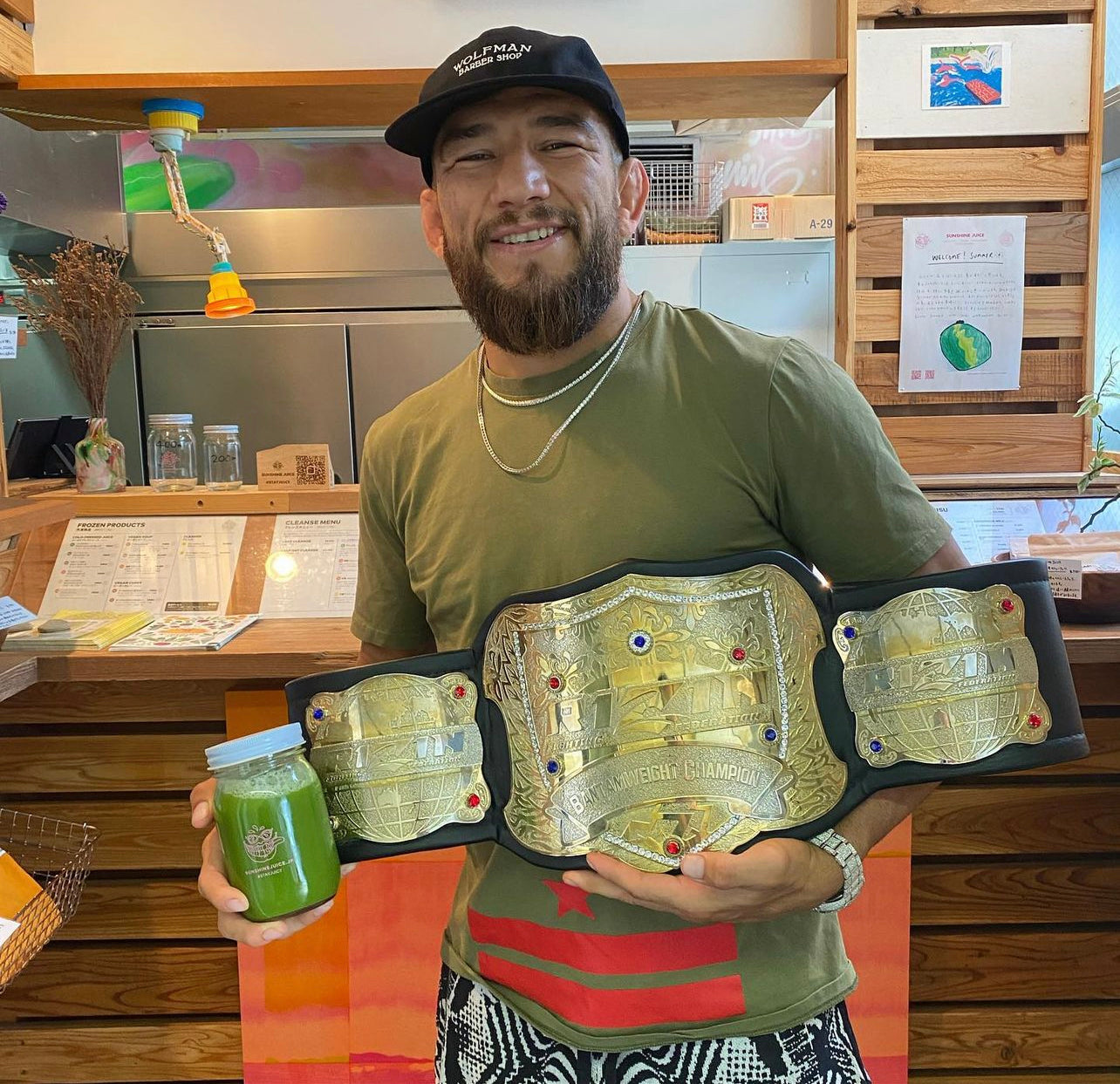 Juan Archuleta(フアン・アーチュレッタ)選手が先日の総合格闘技RIZINにて見事勝利してバンタム級チャンピオンになってベルトを持ってお店にきてくれました！